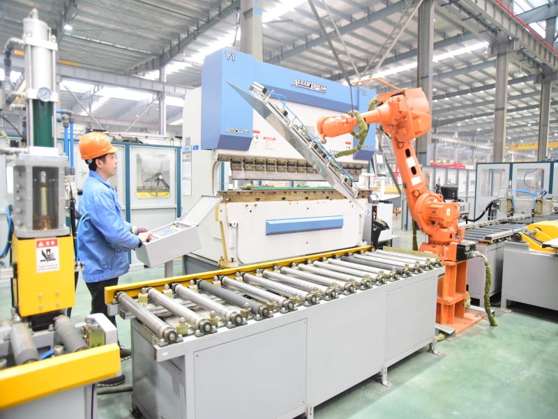 電梯企業生產車間忙趕訂單