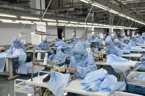 言必信 行必果 初心使命:讓紅豆西服生產(chǎn)線&ldquo;秒改&rdquo;防護(hù)服生產(chǎn)線